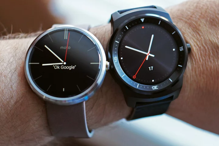 Gizmag takes a hands-on look at the Moto 360 (left) and LG G Watch R smartwatches (Photo: Will Shanklin/Gizmag.com)