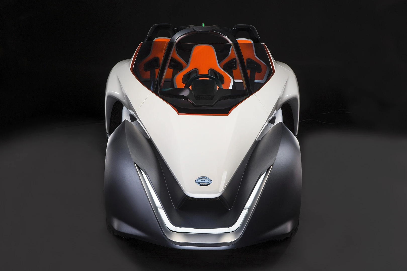 A single U-shaped light, following Nissan’s “V-motion” design language, adorns the front of the BladeGlider