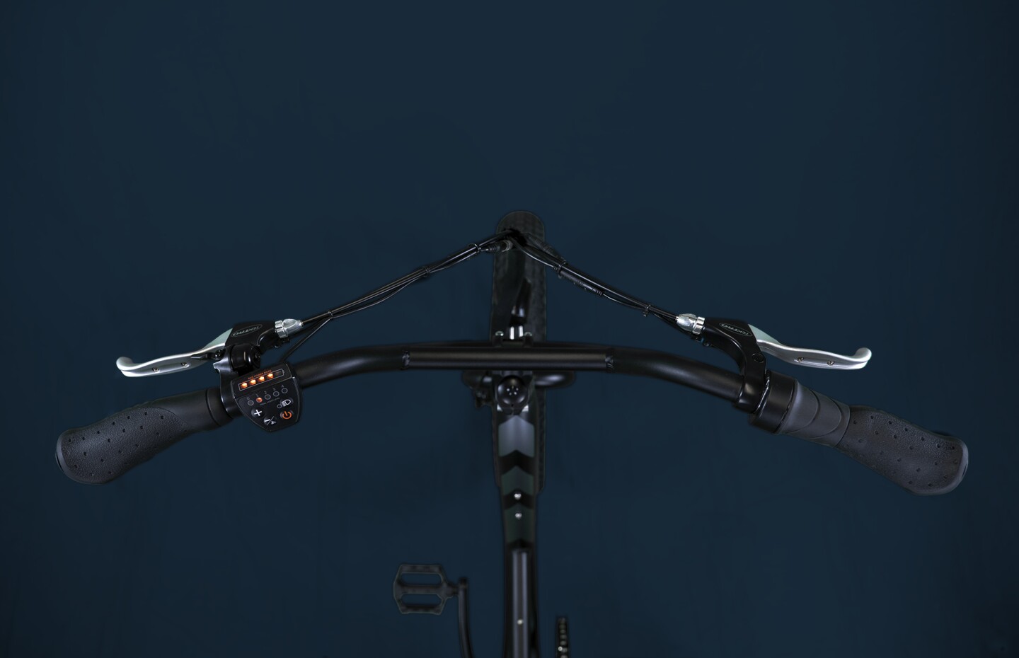 Super-clean handlebars, as the LCD dash is replaced by a simple two rows of five LEDs for power level and battery level