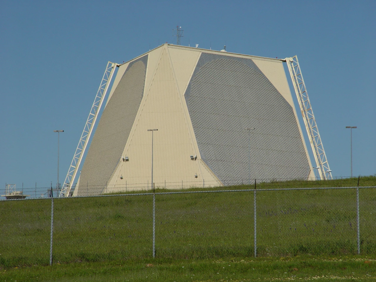 The PAVE PAWS phased-array radar (Photo: Missile Defense Agency)
