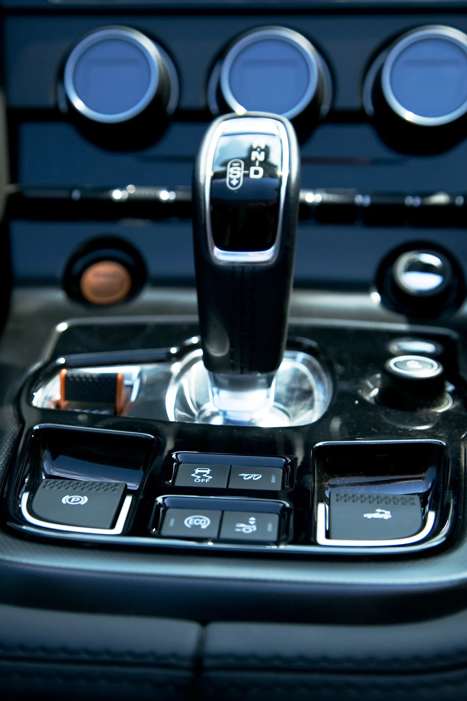 Jaguar's unconventional shifter thing does not win any points for ease of use or intuitive design, once you're on paddle shifters then all is right with the world (Photo: Angus MacKenzie/Gizmag.com)