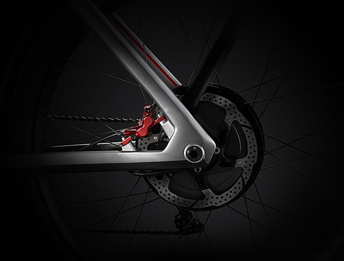 850-watt Syno Sport motor, electronic Shimano shifters and disc brakes to augment the powerful regenerative braking if necessary
