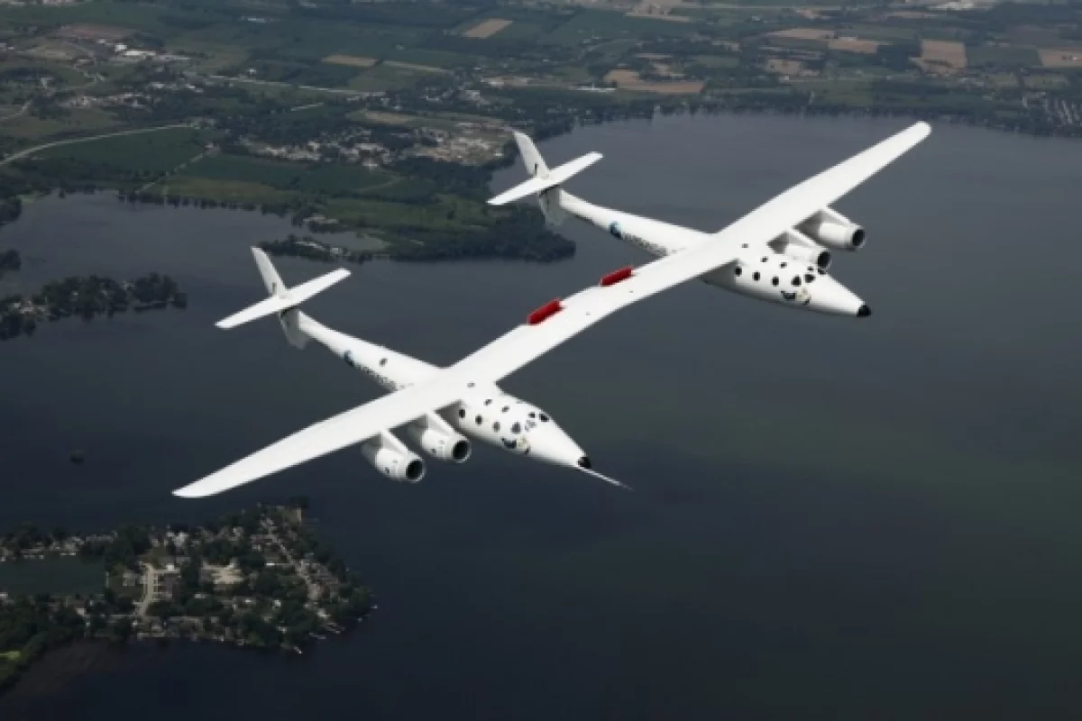 Virgin Galactic's "mothership" VMS Eve cruises over Lake Winnebago on its first public flight(Photos: Mark Greenberg)