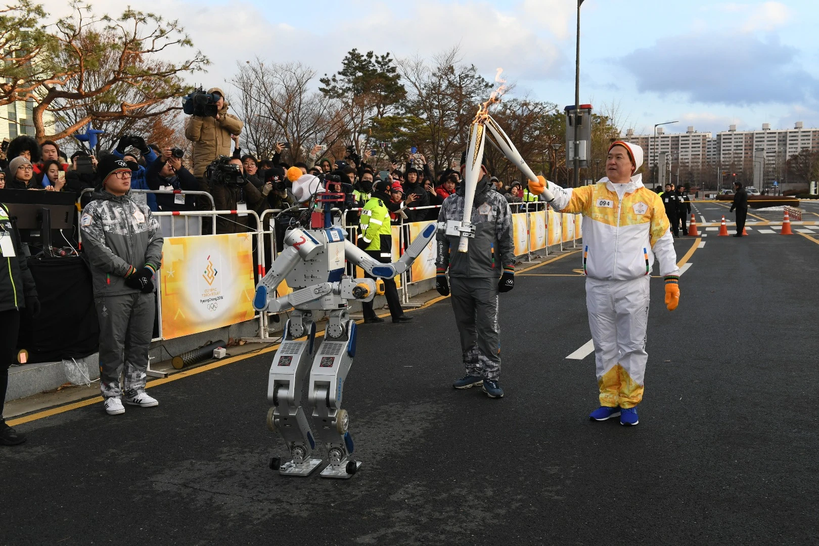Hubo receives the flame