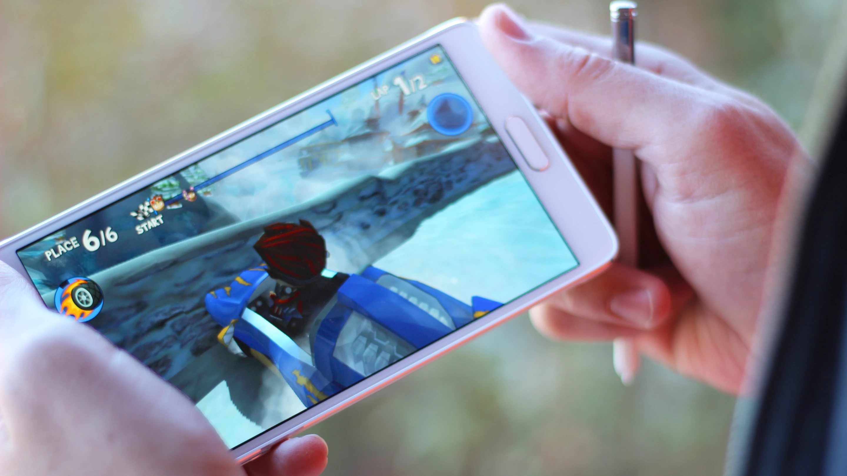 Gaming on the Note 4 (Photo: Will Shanklin/Gizmag.com)
