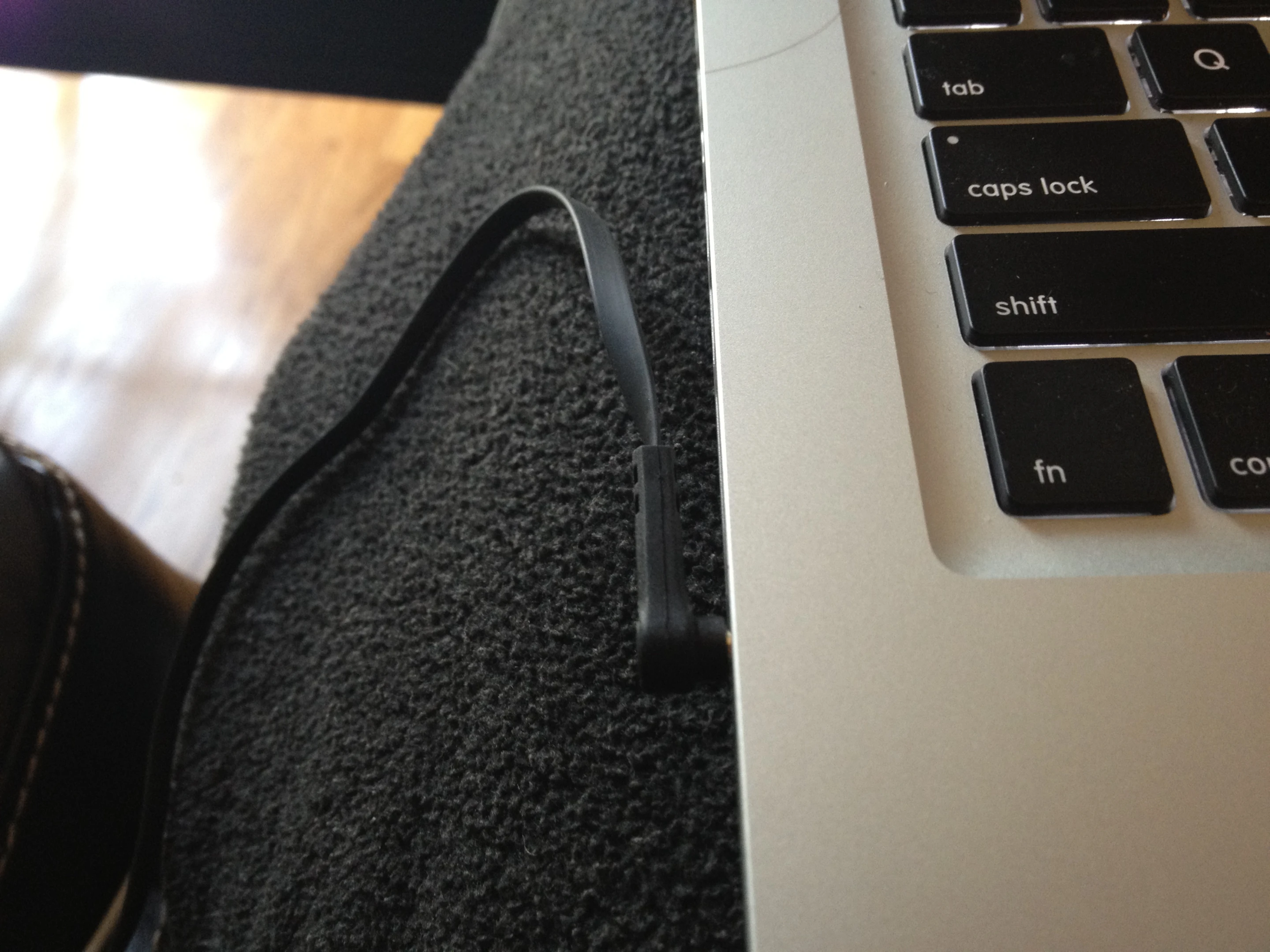 The Munitio SV headphones come with a 90-degree plug