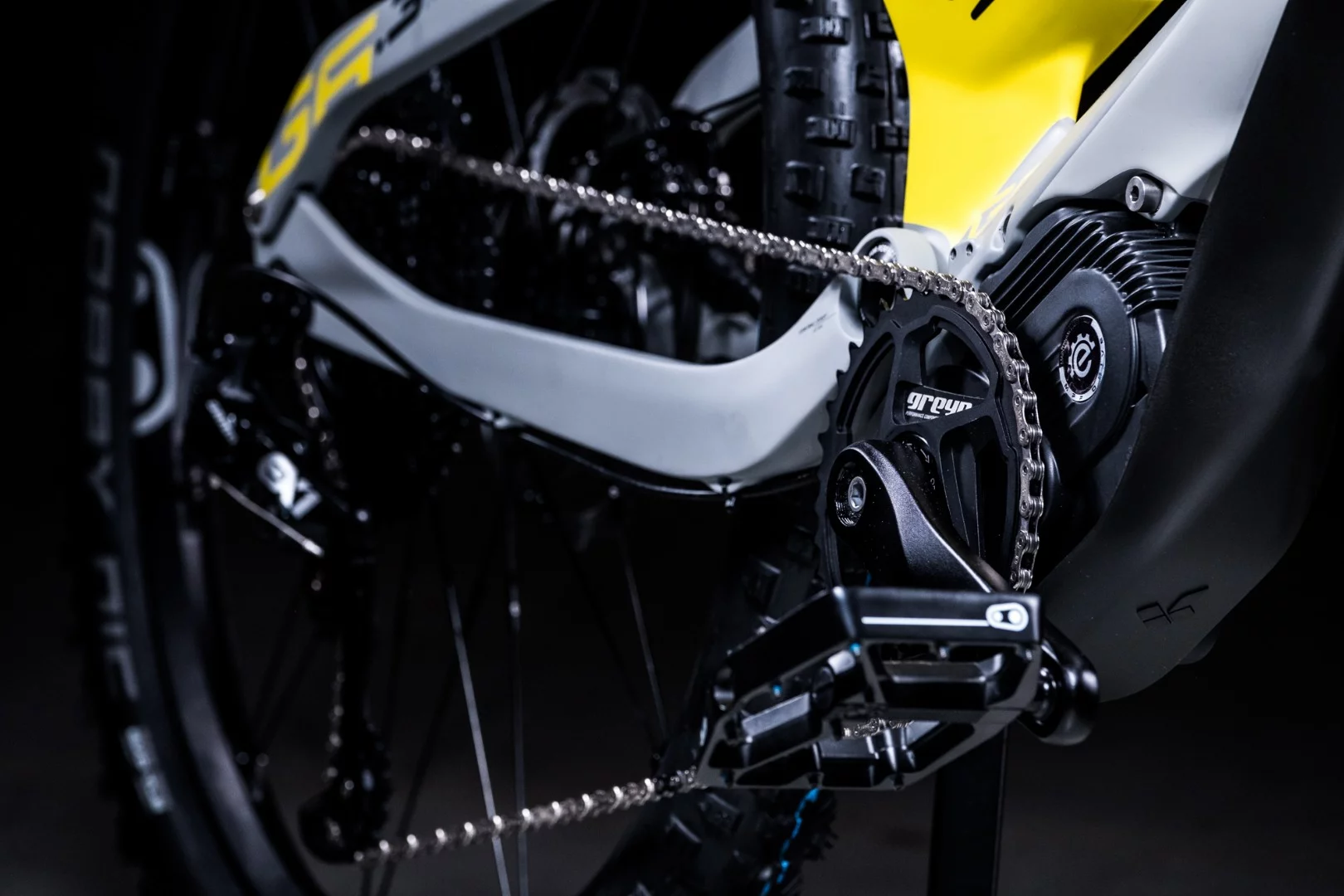 The G6 has a mid-mounted MPF Drive motor, SRAM chain and eight speed derailleur and 27.5 inch wheels wrapped in Schwalbe tires