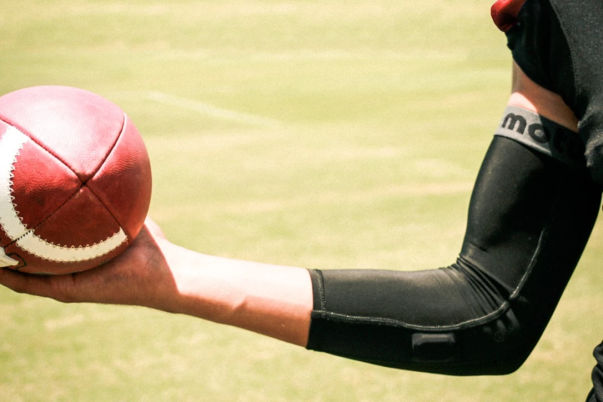 The motusQB is a wearable device that tracks biomechanical data, to help quarterbacks improve their game and prevent injury
