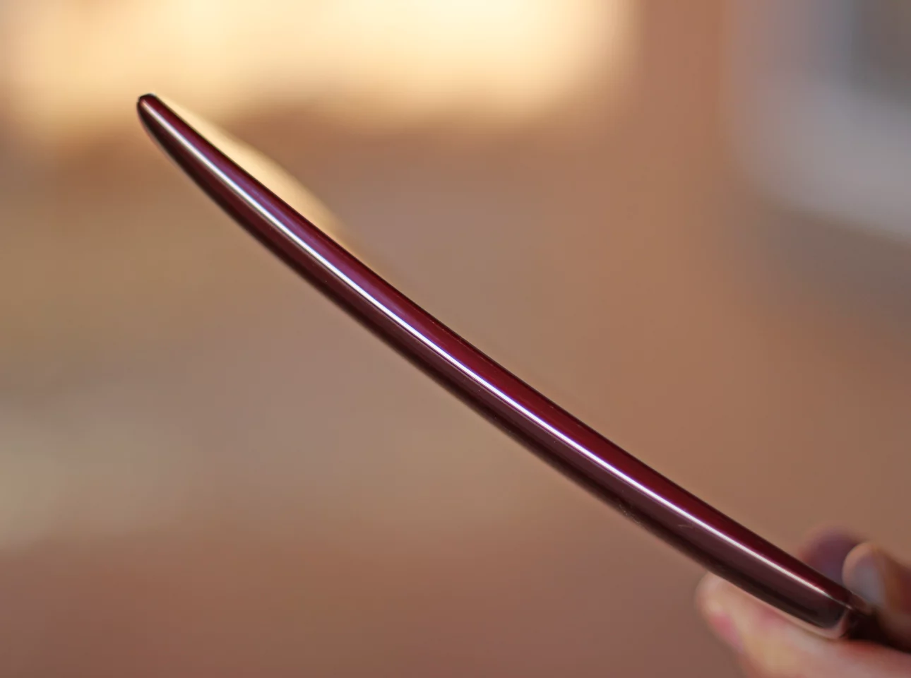 A look at the phone's curve (Photo: Will Shanklin/Gizmag.com)