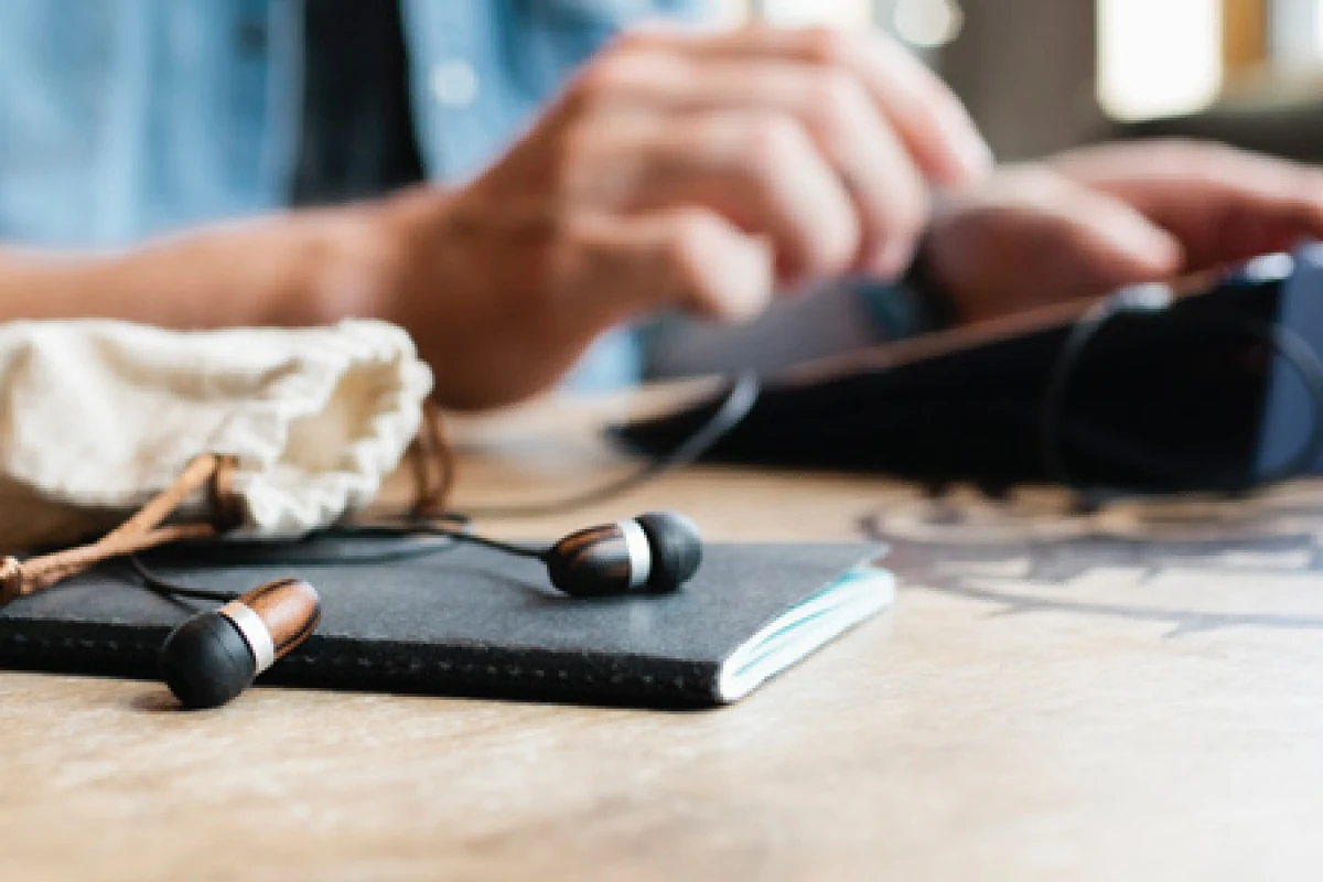Griffin says that the acoustic qualities of the wooden casing accentuate vocals and bass of the source audio, while also improving volume without distortion or coloring