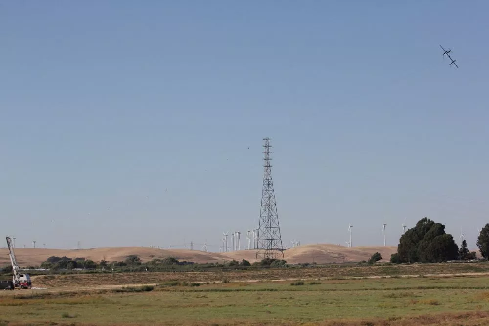 Tethered to the base station located on the ground, Wing 7 flying wind turbine ascends to a height of around 1,300 feet (400m) where it flies autonomously generating up to 20-kilowatt of power in a 20mph (35km/h) wind