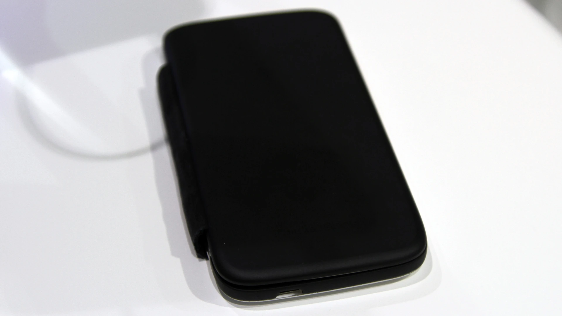 The CoverReader E Ink cover from Pocketbook protectes the phone's screen when not in use (Photo: Gizmag)