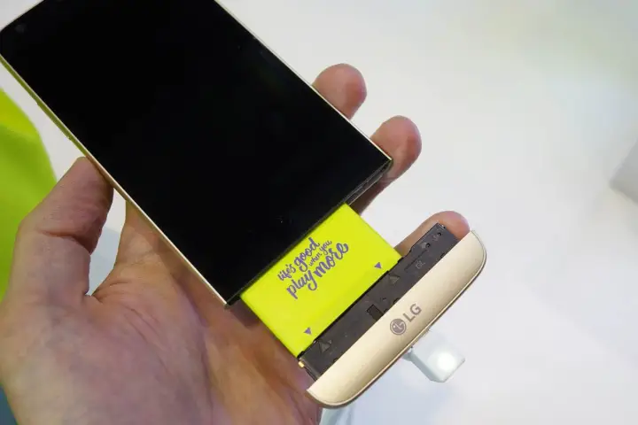 The modular LG G5 will launch in the US early April, with an extra one of these slide-out battery add-ons includes