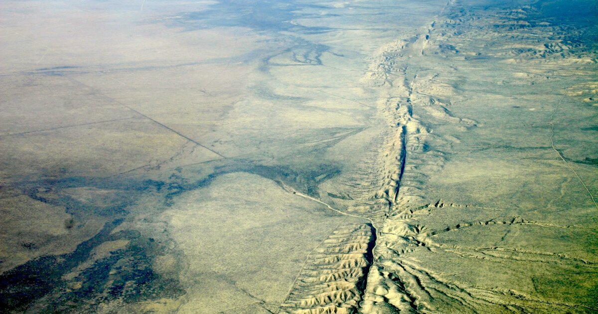 The San Andreas Fault stretches 750 miles (1,200 km) through California, indicating where the Pacific plate and the North American plate meet