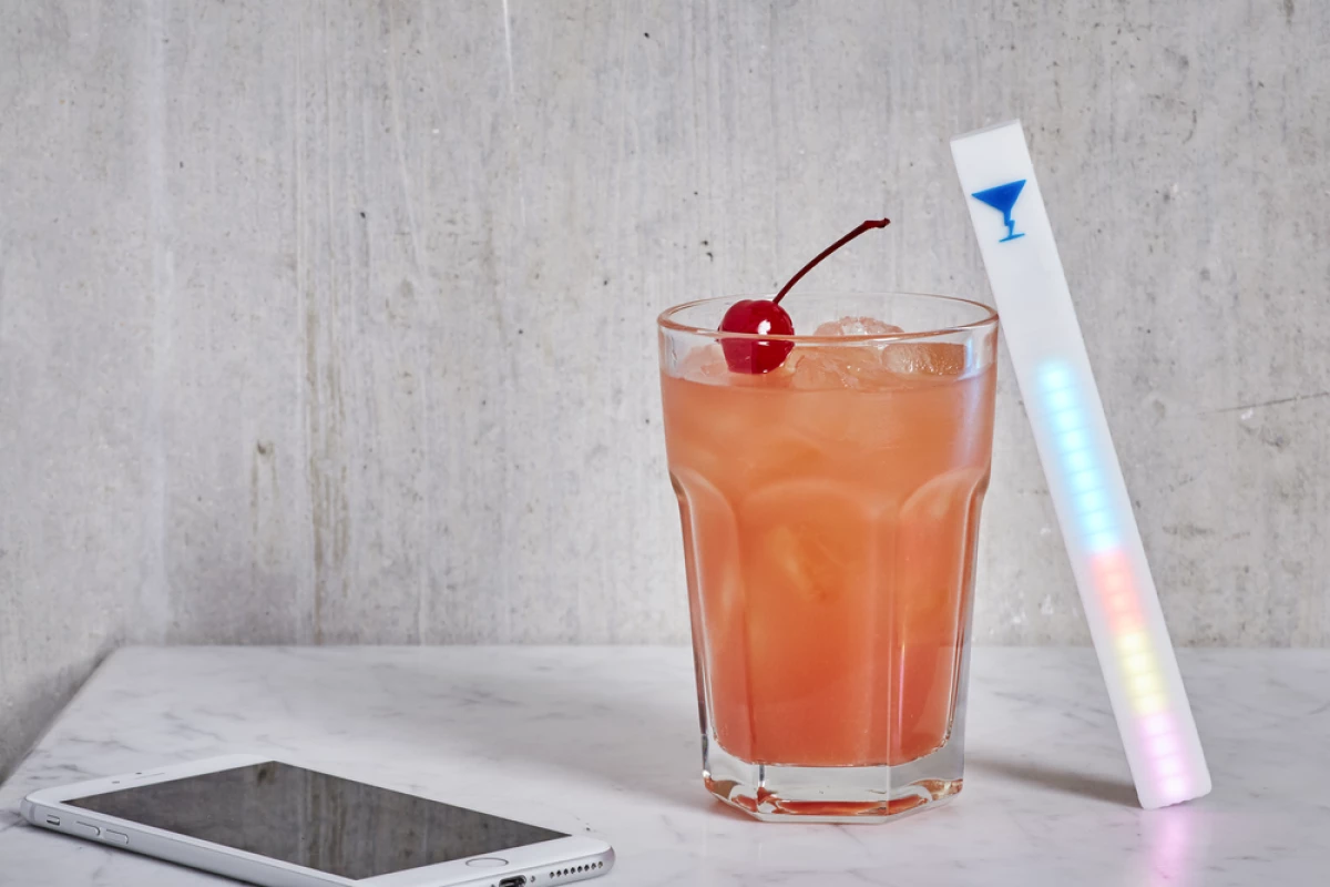 The MixStik is used with an accompanying app for Android and iOS, with which users can browse cocktail recipes or find recipes based on the ingredients they have