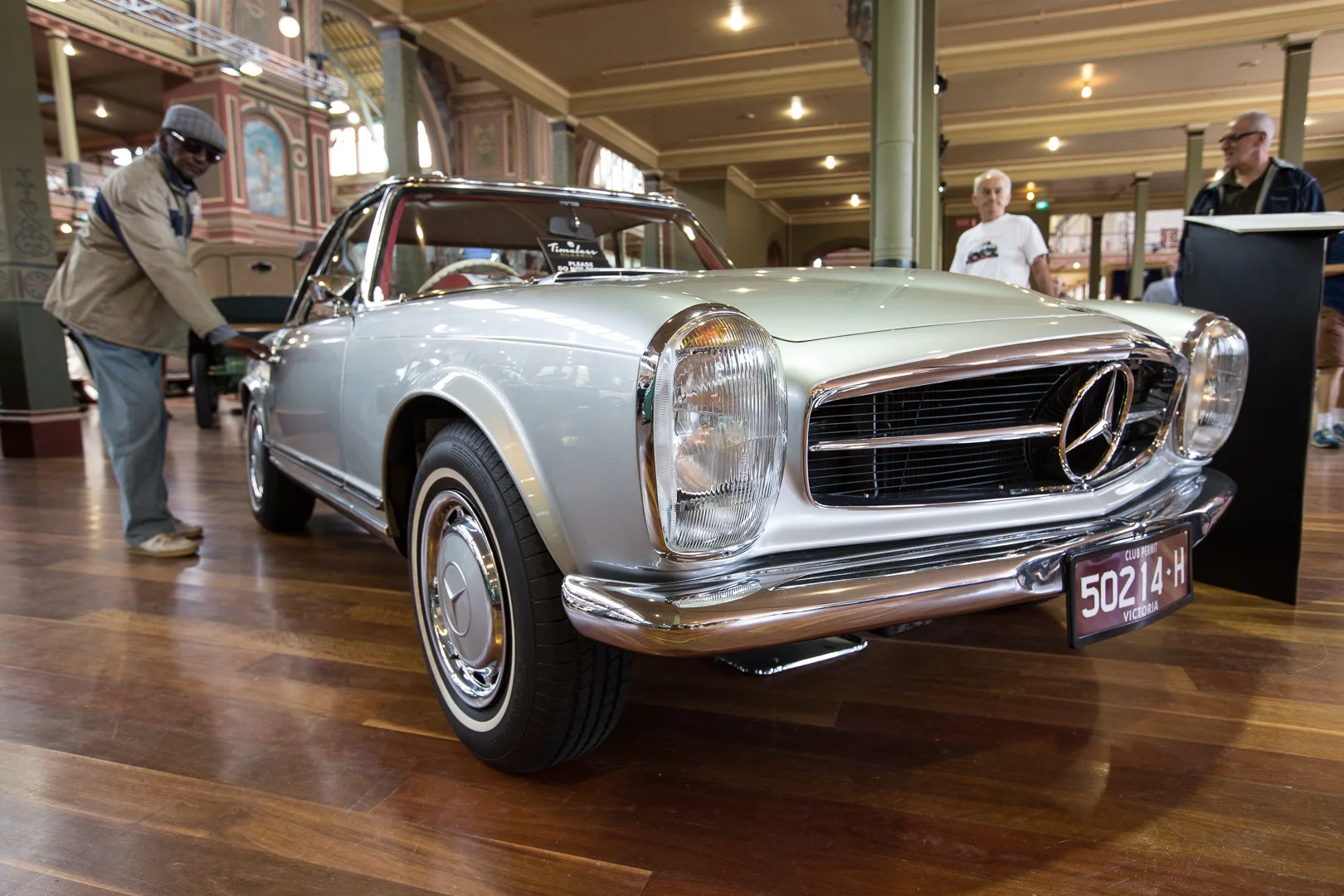 A 1970 Mercedes-Benz 280SL Roadster on show at Motorclassica 2014 – not everybody was taking the "Do Not Touch" signs too literally (Photo: Nick Lavars/Gizmag)