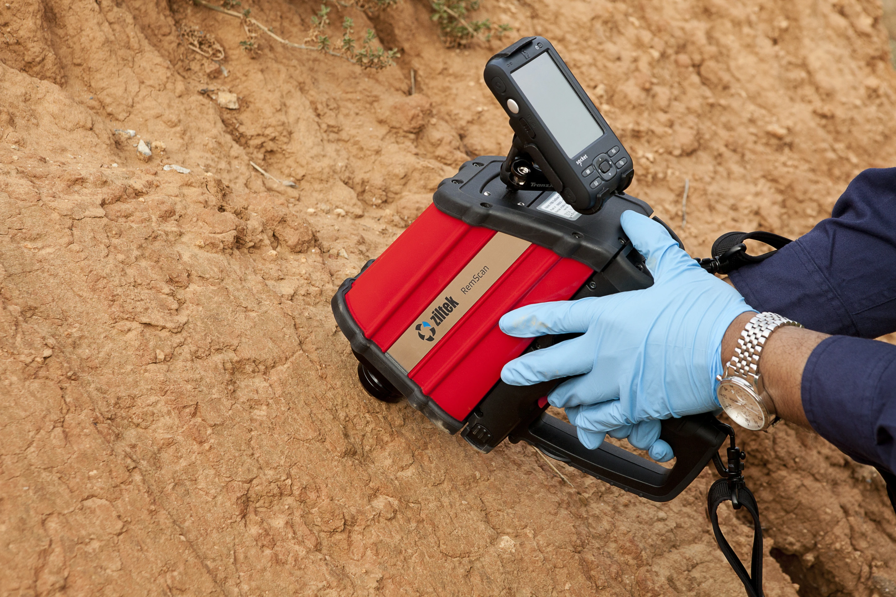 RemScan puts a self-contained soil analyzer in your hand (Photo: ZilteK)