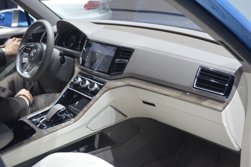 The CrossBlue's controls rise out of the dash when the ignition is turned on (Photo: C.C.Weiss/Gizmag.com)
