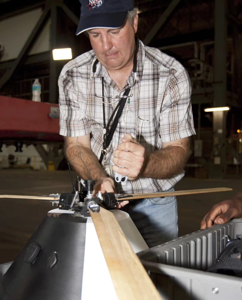 NASA engineer Jeff Hagen prepares a model capsule for testing (Photo: NASA)