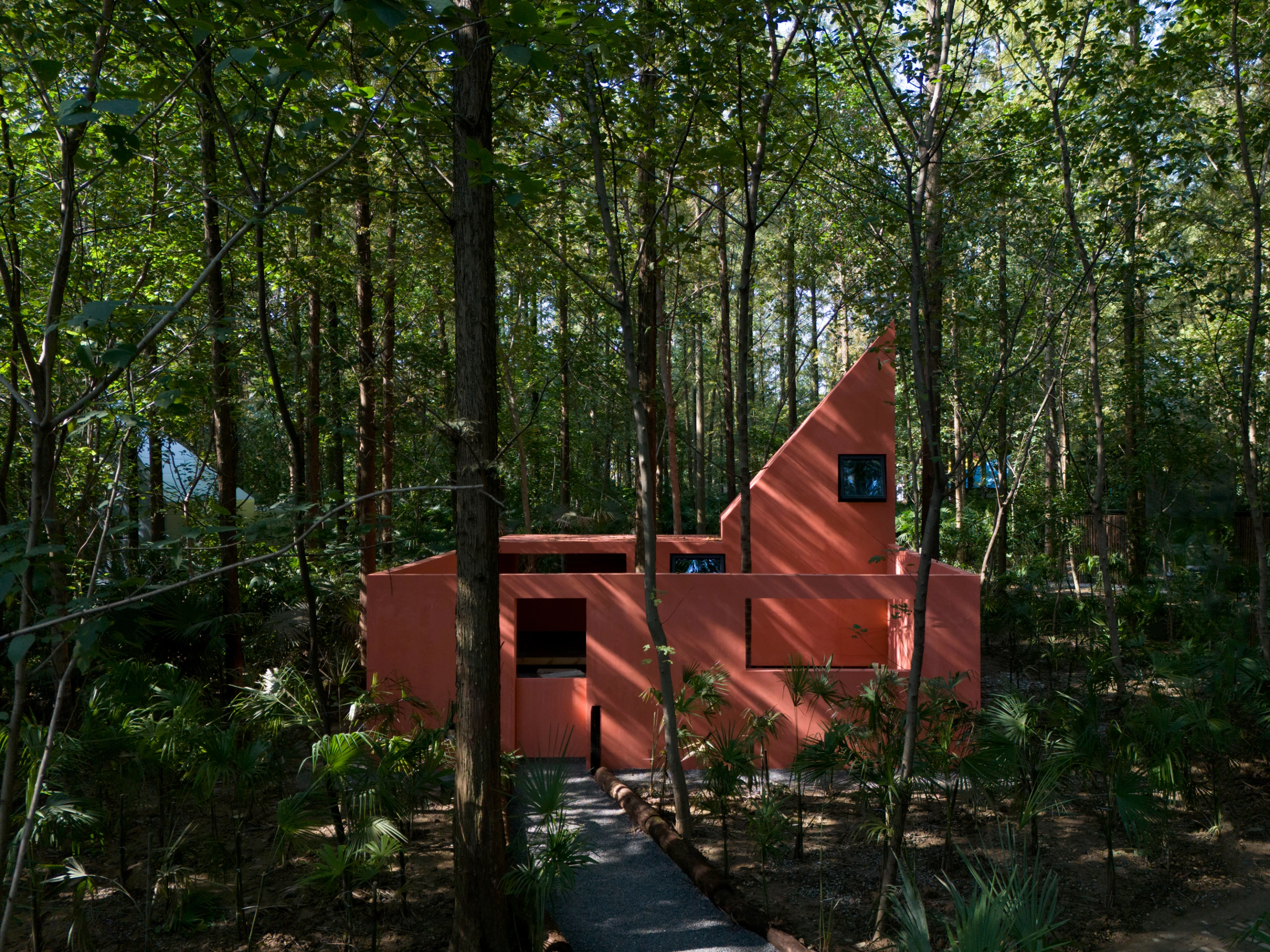 The design of the treehouses takes inspiration from the birds that live here