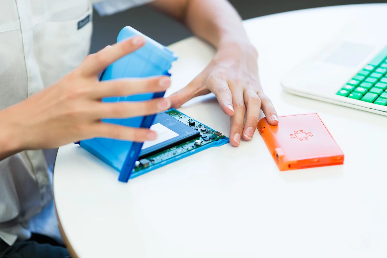 Inquisitive youngsters can even open up each module to investigate what makes the 2-in-1 tick or to attempt upgrades and repairs