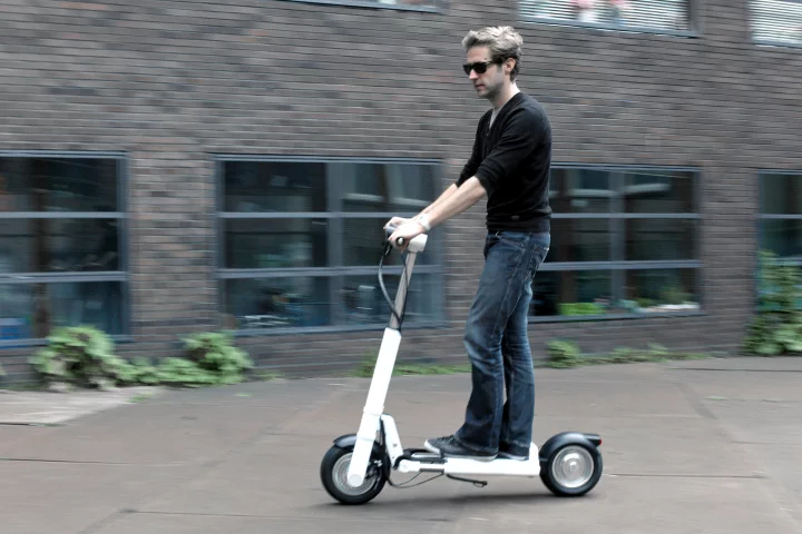JAC< is a lightweight, foldable electric scooter for short-range urban commuters