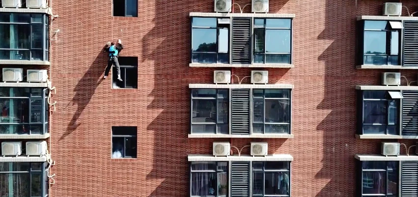 The SkySpider in building-descending action