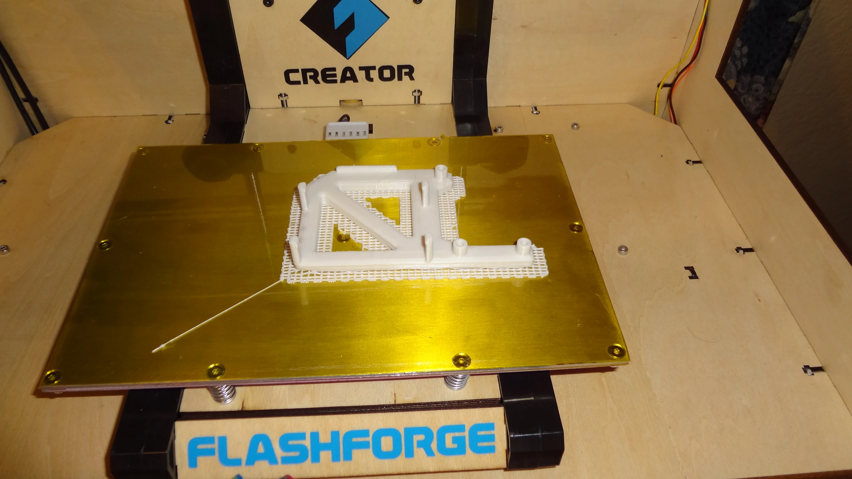 A finished model in nice white plastic, showing the raft that helps keep the object stuck to the platform (Photo: Gizmag)