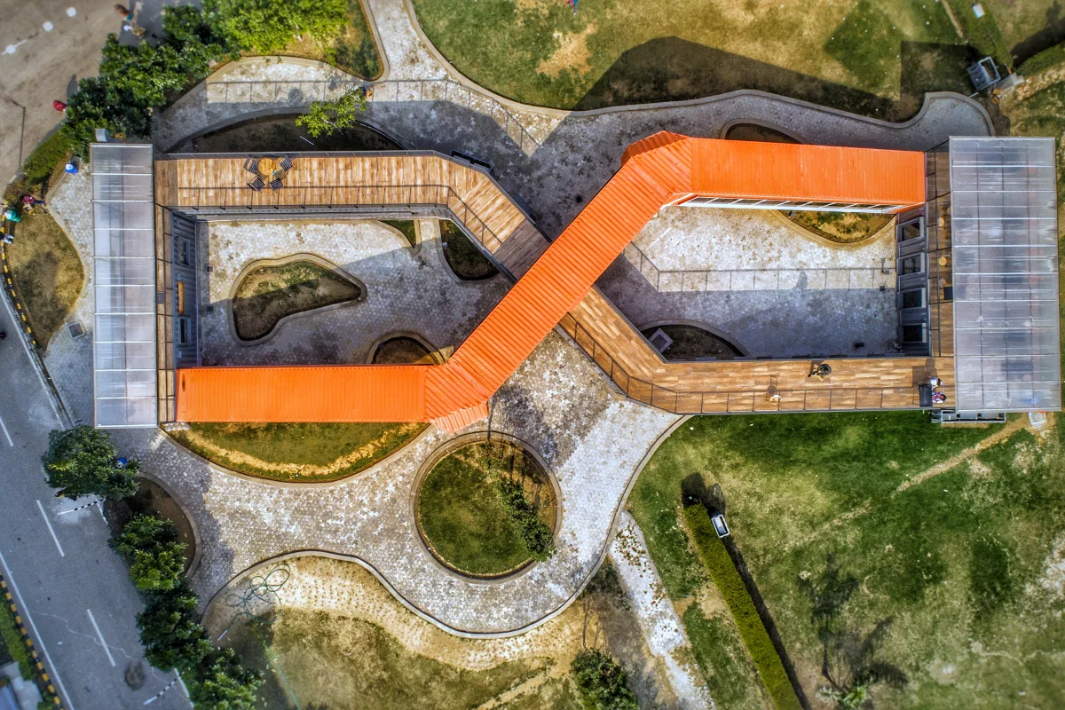 Café Infinity's shipping containers are shaped to form of an infinity symbol, with the idea being to highlight how containers have infinite possibilities as a structural unit