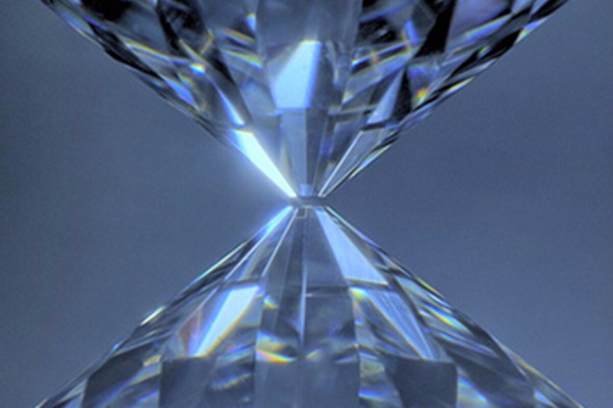 Diamonds used to squeeze a sample to ultrahigh pressures corresponding to those of the Earth's core