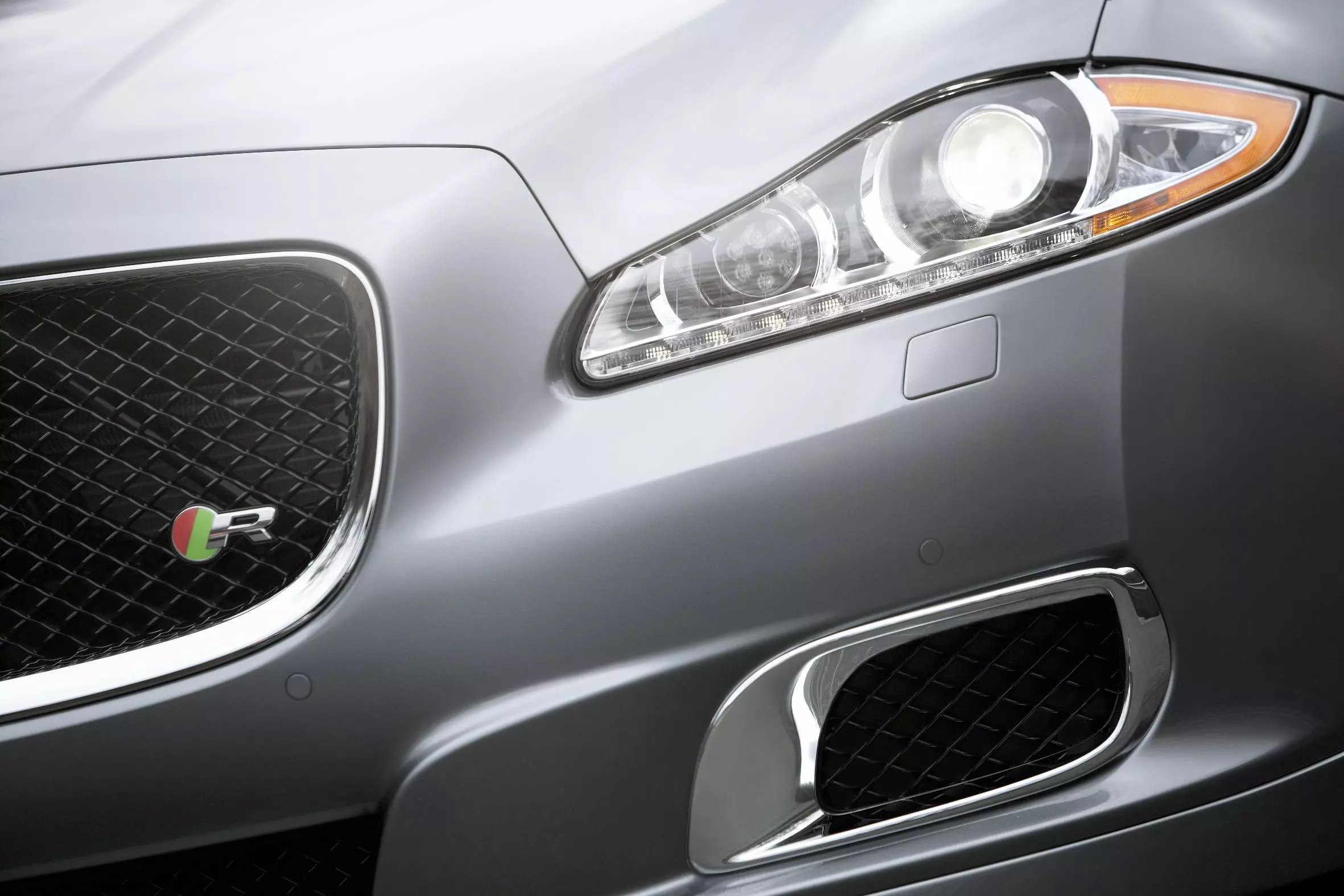 Nestled near Jaguar’s iconic grille is a new front splitter to assist with airflow and aerodynamics