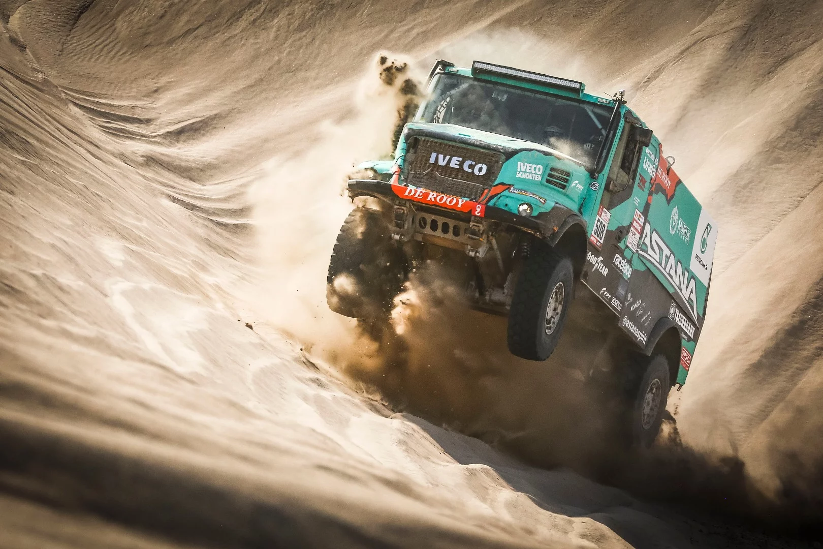 The sheer size, power and weight of the rally trucks boggles the mind as the Ardavichus/Iveco team smashes through the sand