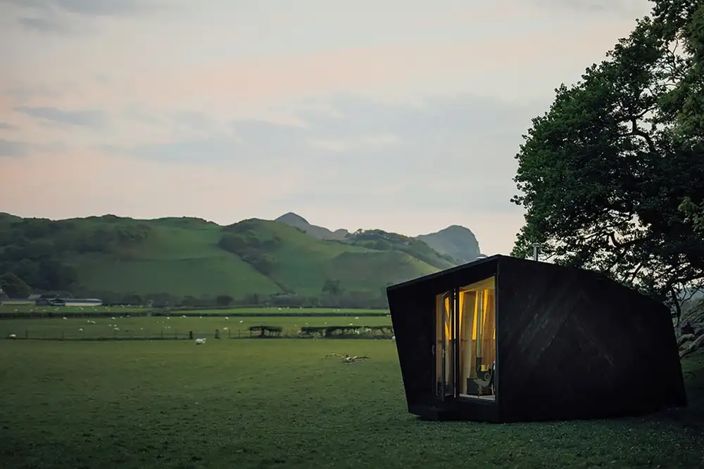 The exterior is clad with locally sourced black-stained Welsh wooden panels and sheep’s wool was used to insulate the cabin