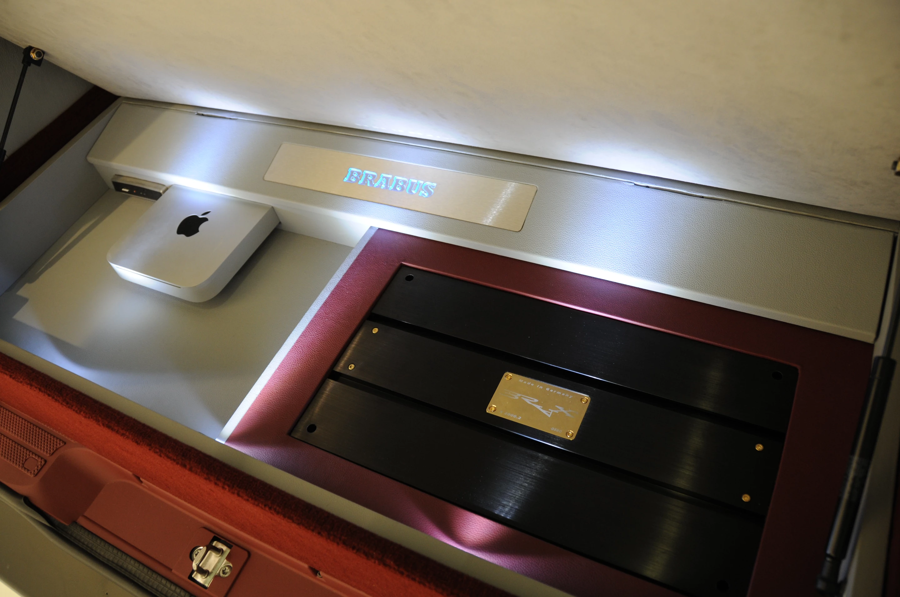 The BRABUS iBusiness 3D is based on the Viano - it is described as a 3D Multimedia Lounge on Wheels