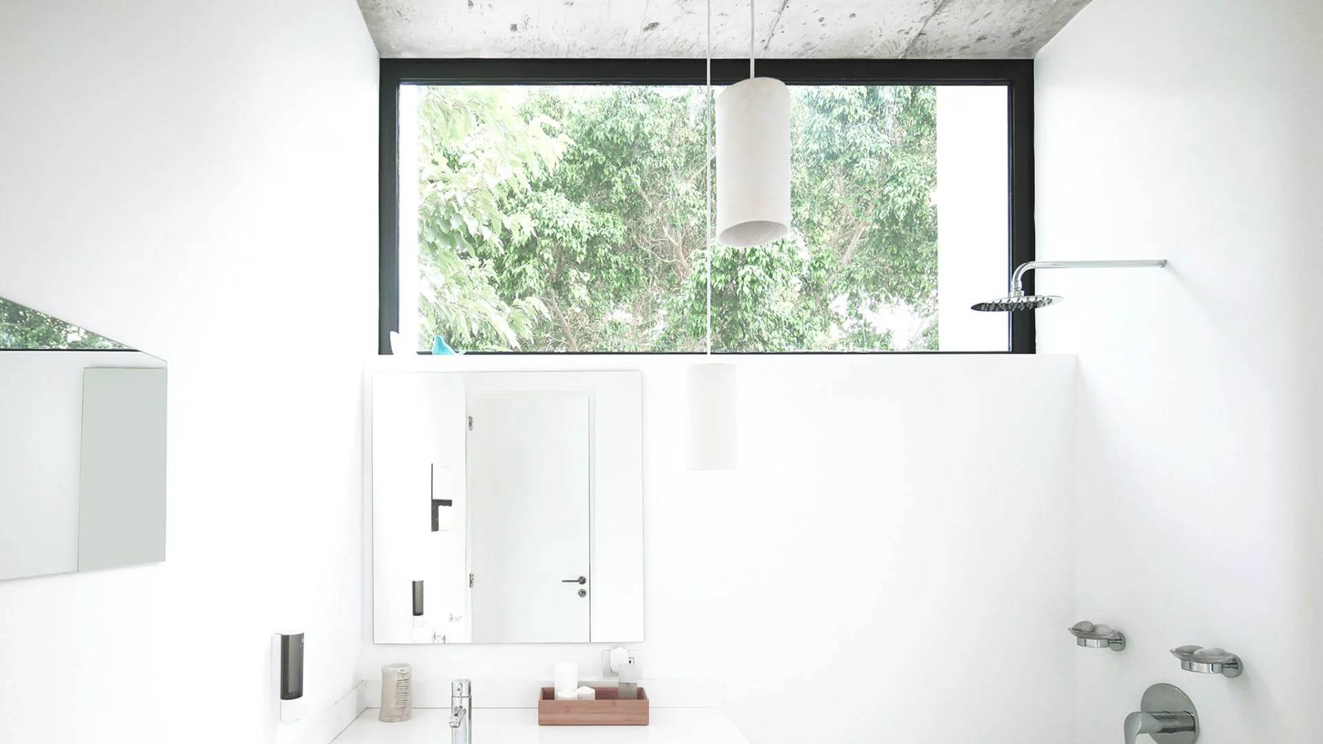 The Monocabin features a private bathroom complete with basin, toilet and over-bath shower