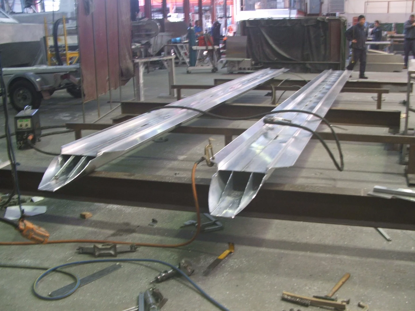The upside down skis front on preparatory to a robotic welder joining the two extruded halves – the extrusions are made from 6082 (t6) alloy with a minimum wall thickness of 5 mm or greater so they are capable of withstanding a lot of "punishment"