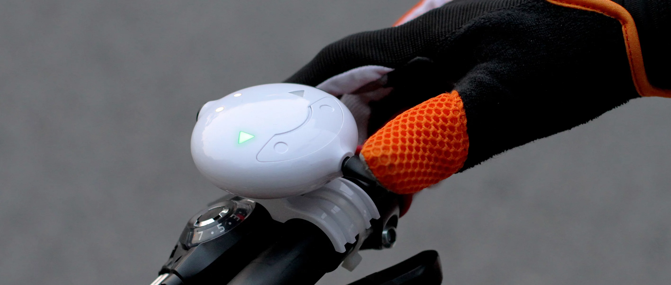 A lever at the front of a handlebar-mounted wireless controller is used to activate the left or right direction arrow via Bluetooth
