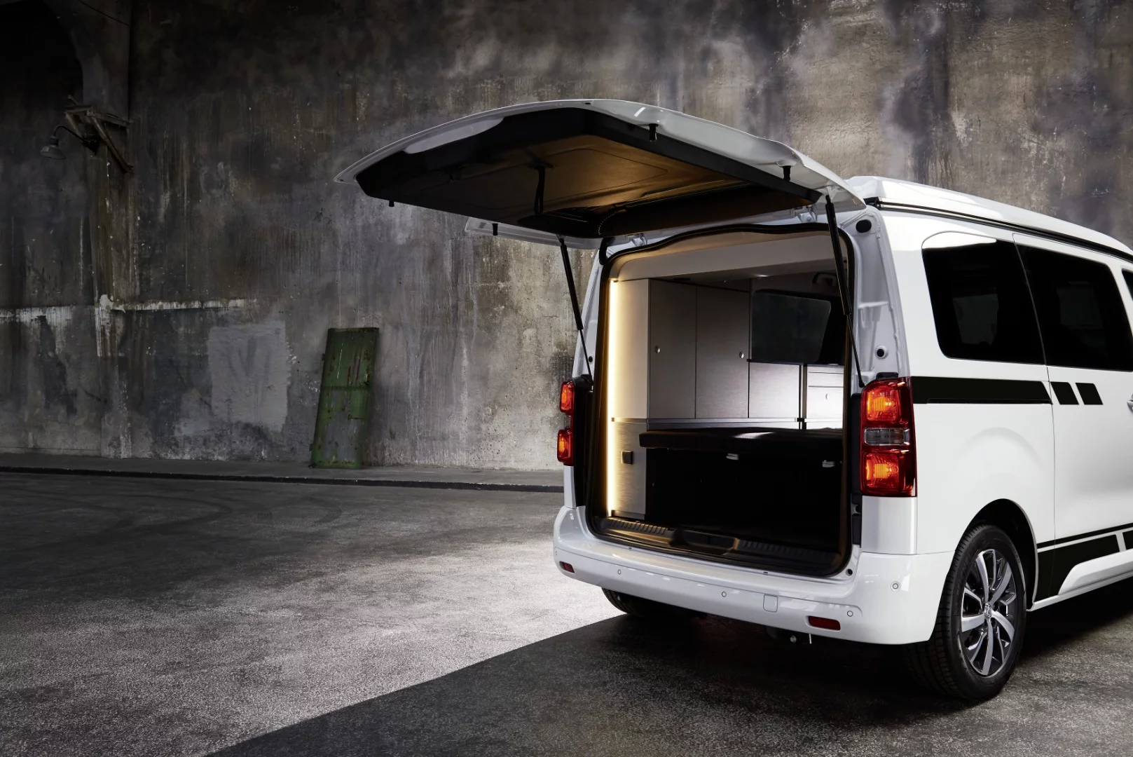 The Proace Verso has a lift-gate in back