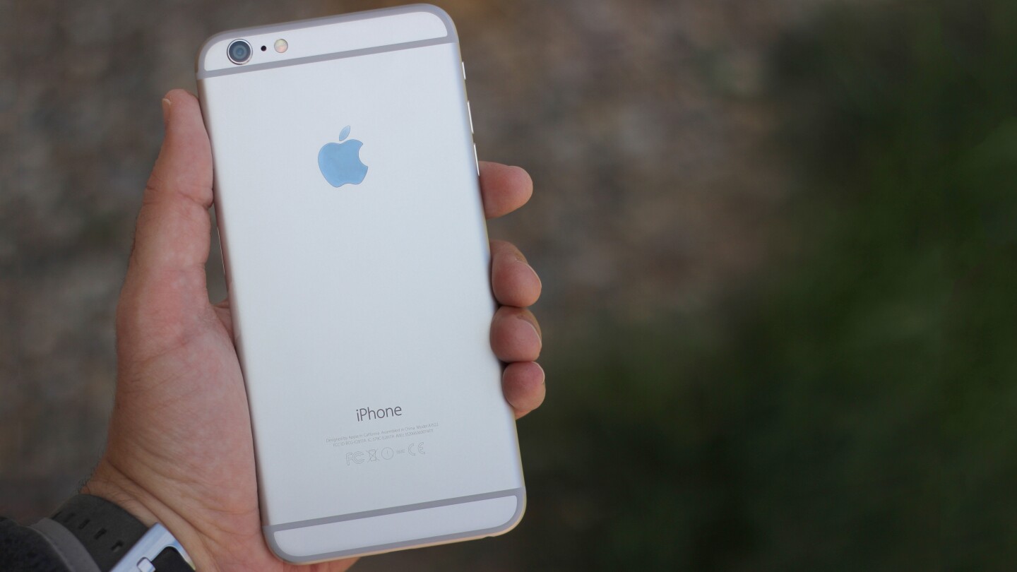 iPhone 6 Plus (Photo: Will Shanklin/Gizmag.com)