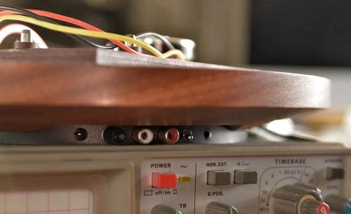 Left/right RCA output ports connect the Wheel to a living room hi-fi system, a ground terminal is included if needed, there's a headphone jack and a switch to choose between phono or preamp line signals