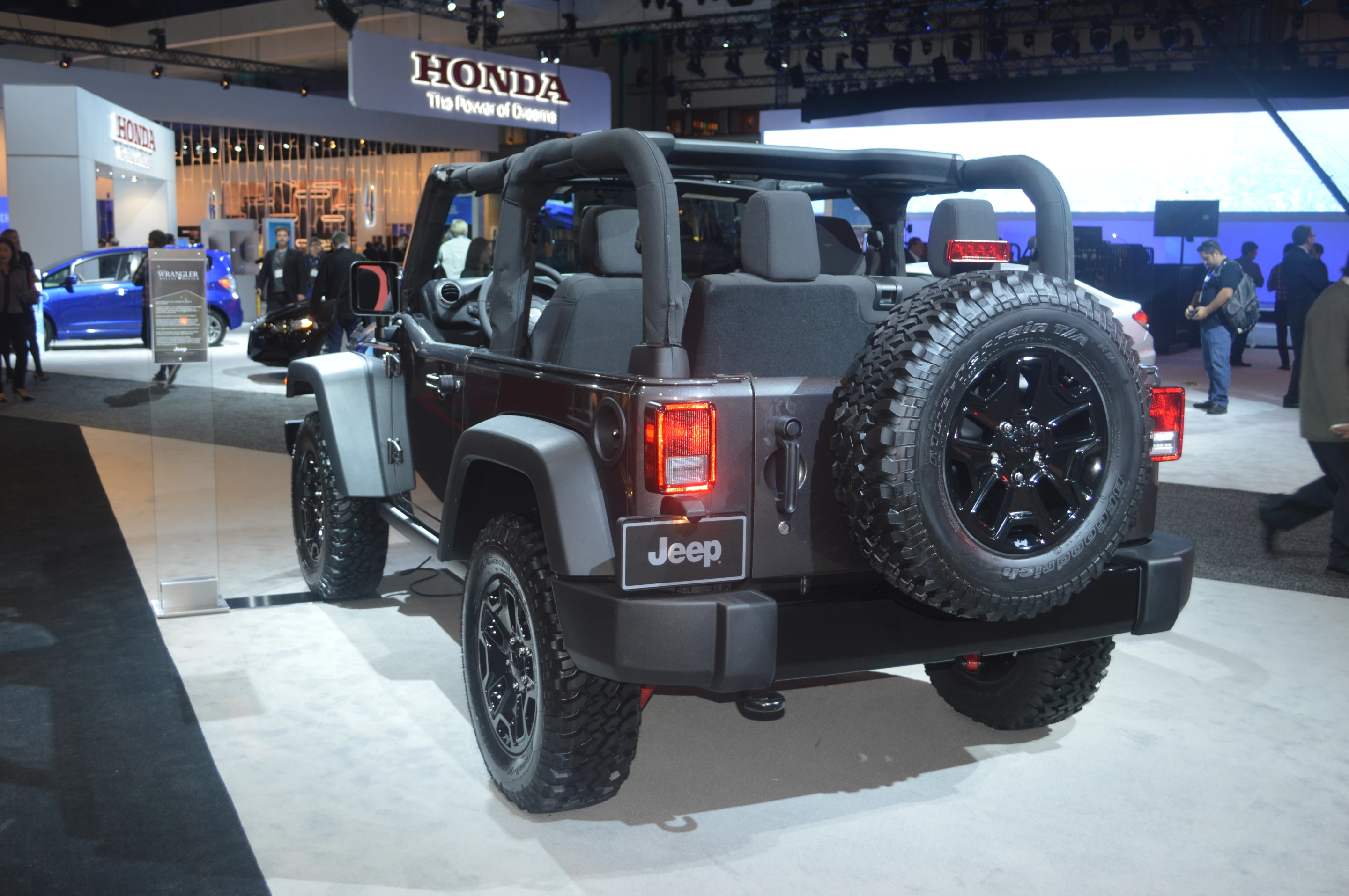 The Jeep Wrangler Willys Wheeler Edition debuts at the 2013 LA Auto Show