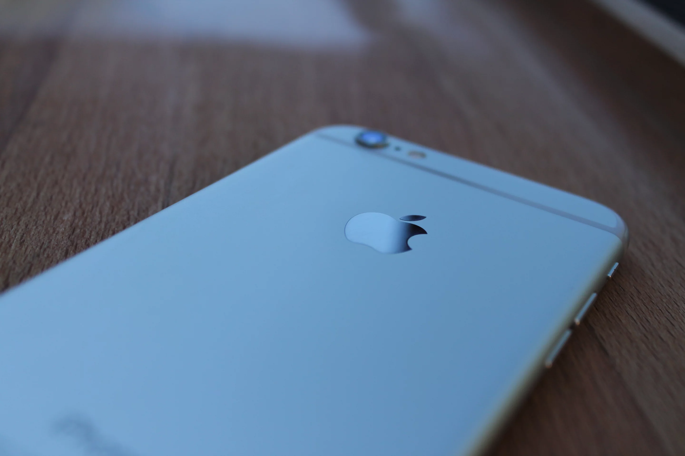 The iPhone 6 retains a good hand feel (Photo credit: Eric Mack/Gizmag.com)