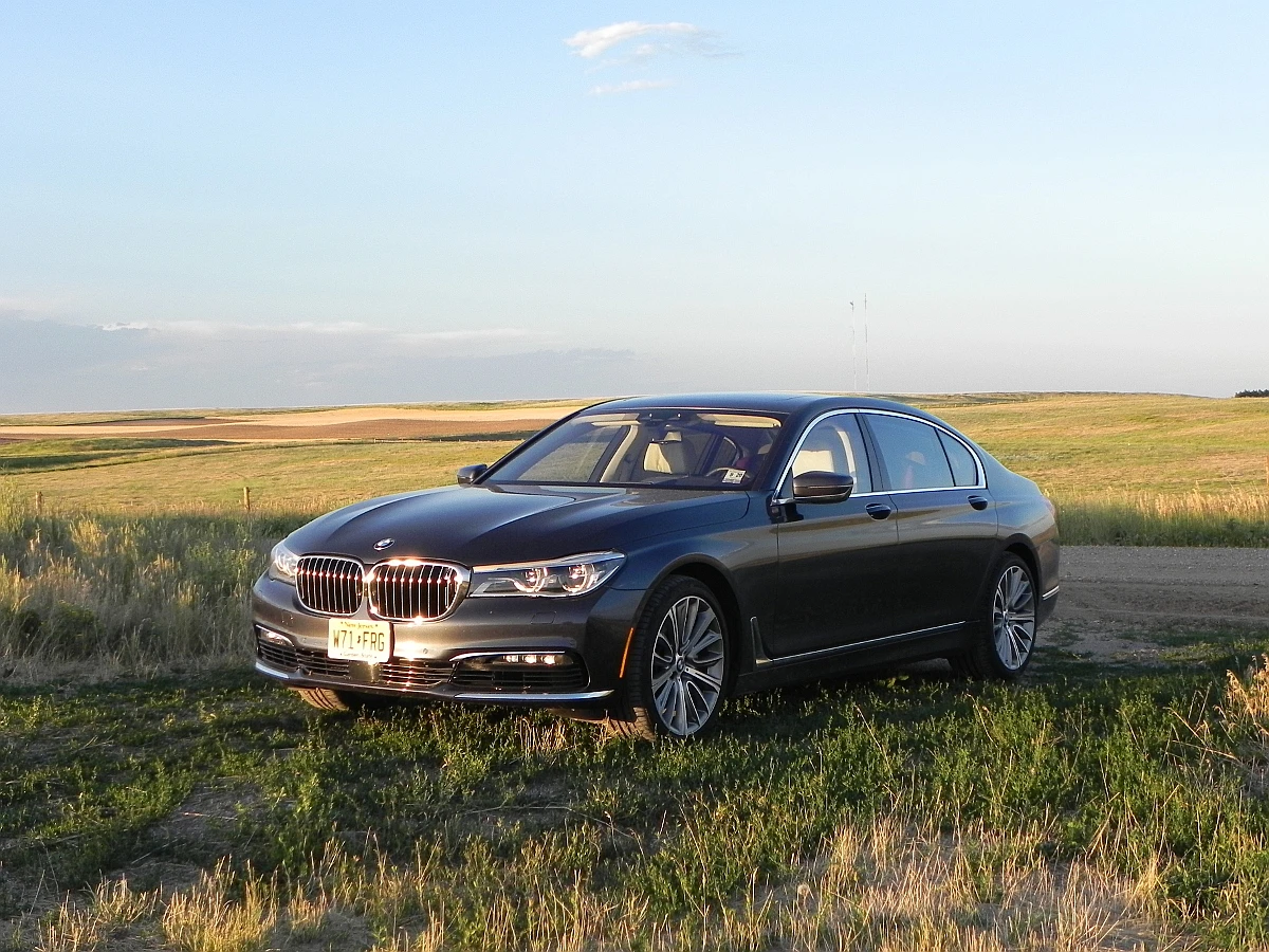 We spent a week in the 2016 BMW 750i to scout the many changes and luxuriate in opulence