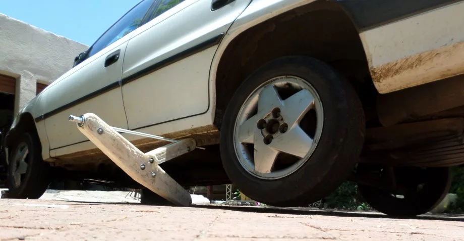 A working car jack 3D-printed by the Cheetah 2