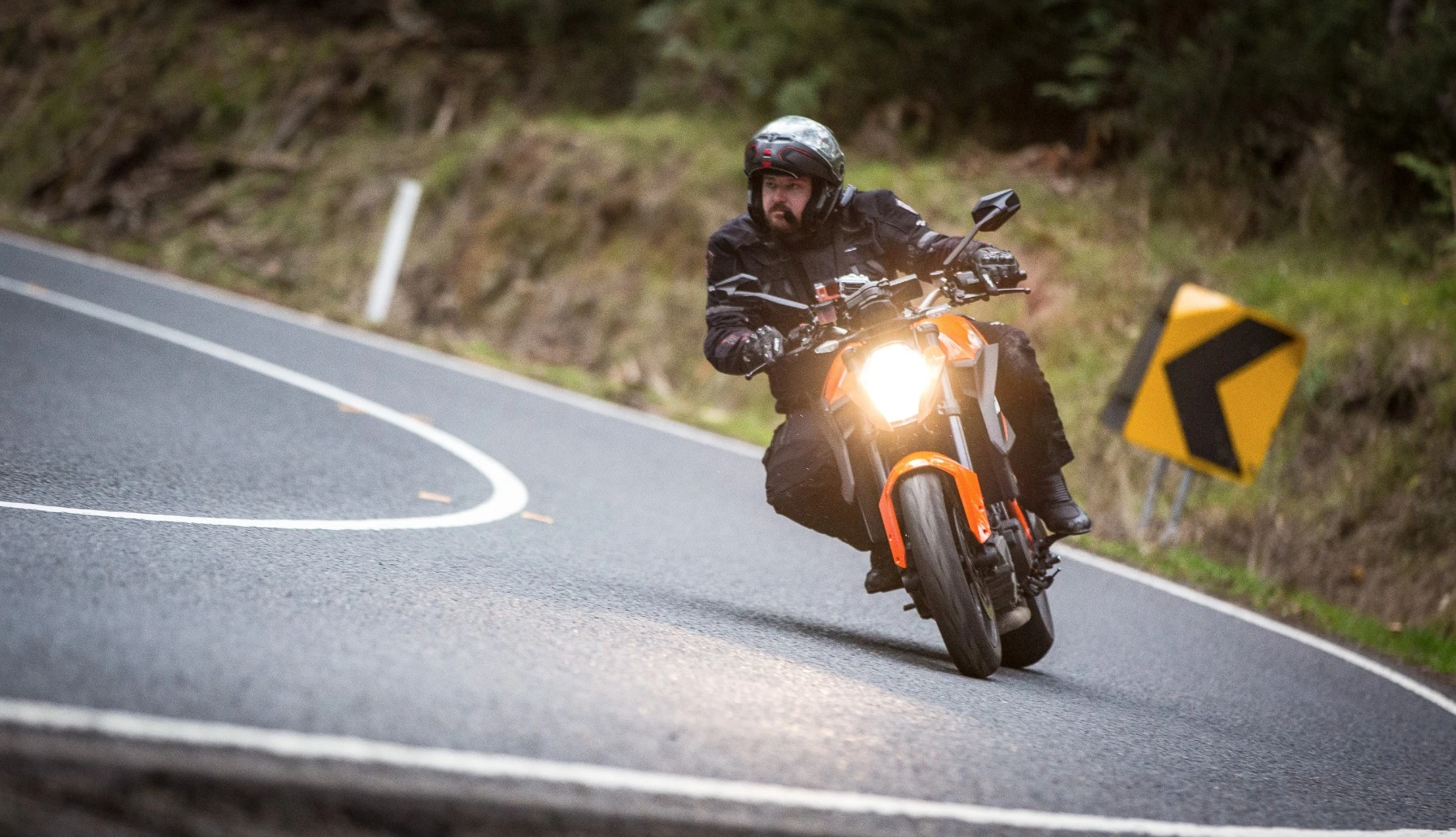 The KTM 1290 Super Duke R turns easily thanks to wide bars