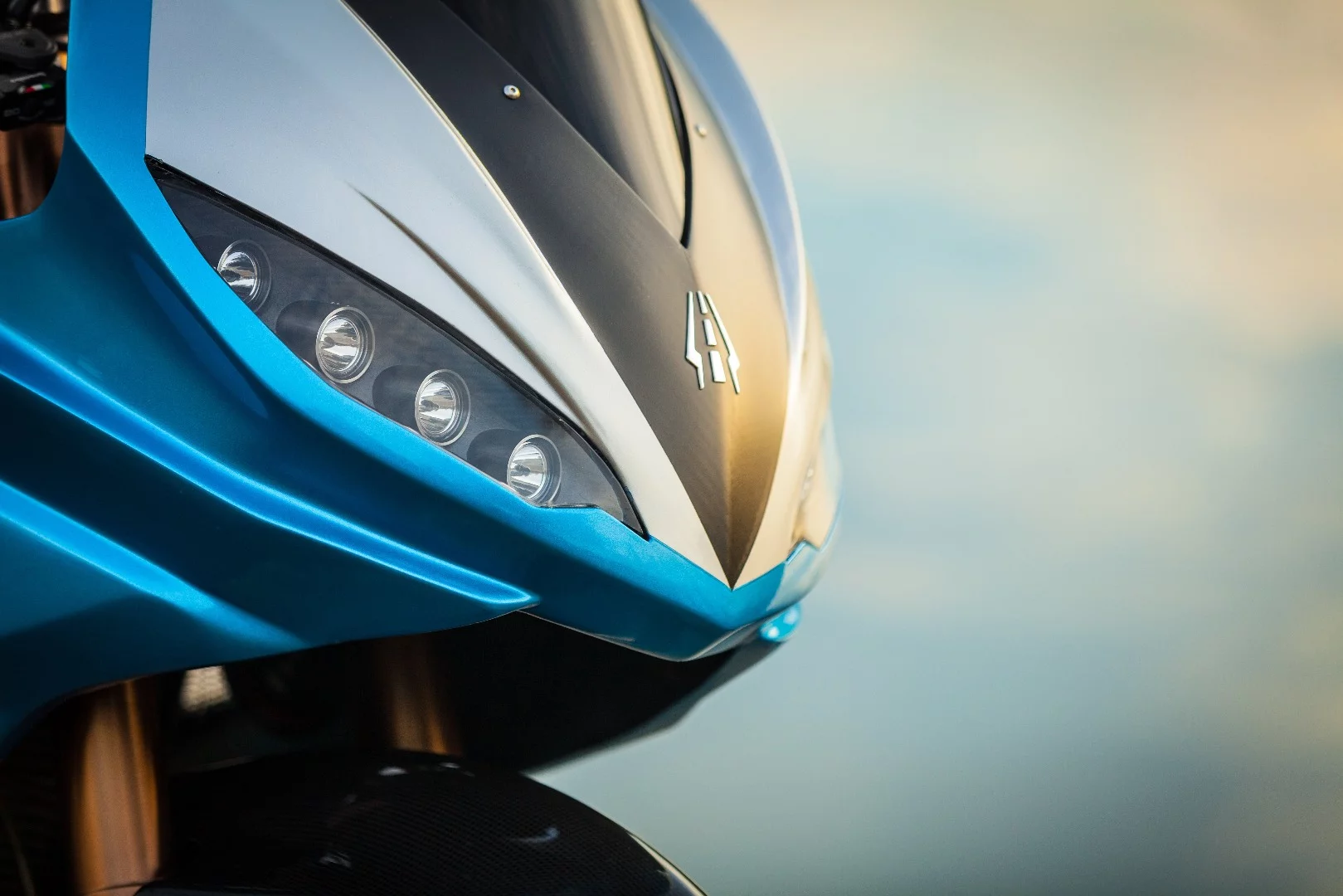 Lightning LS-218: mean-looking headlights