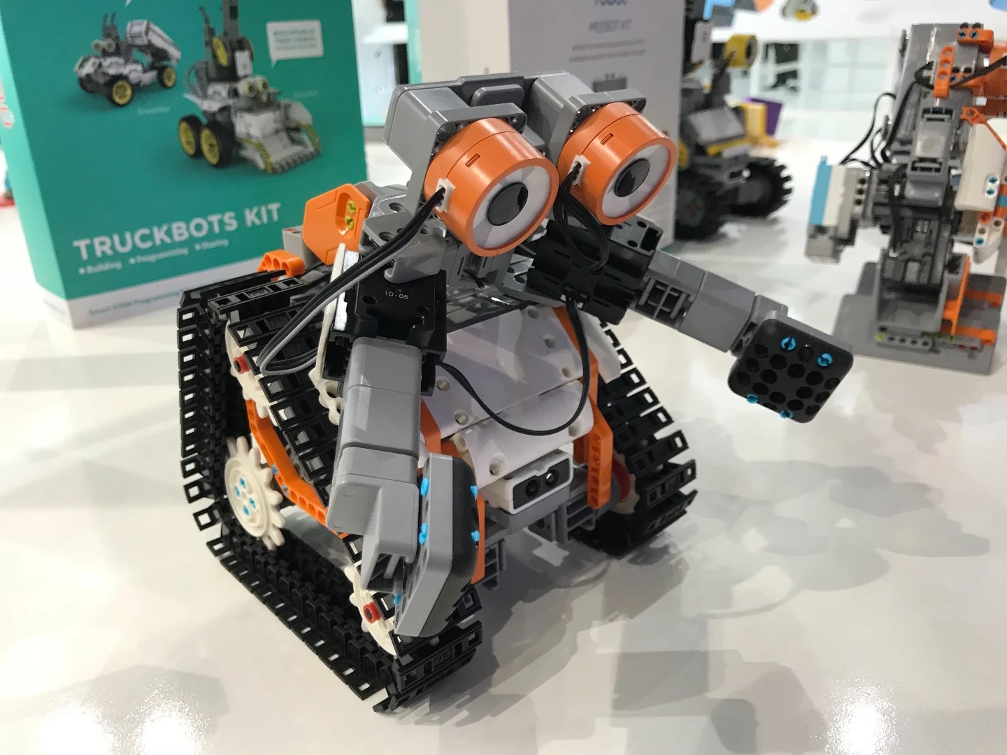 This Jimu robot kit assumed a familiar guise…