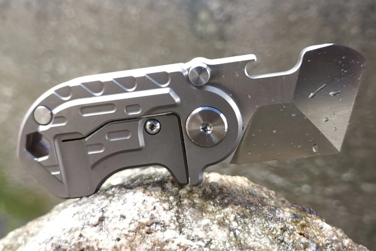 The Pocket Rhino measures 3.5 in (88.5 mm) long when open