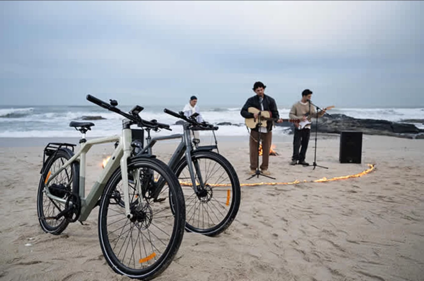 The Air 30 Ultra features a slim downtube battery that's good for up to 200 km of per-charge riding