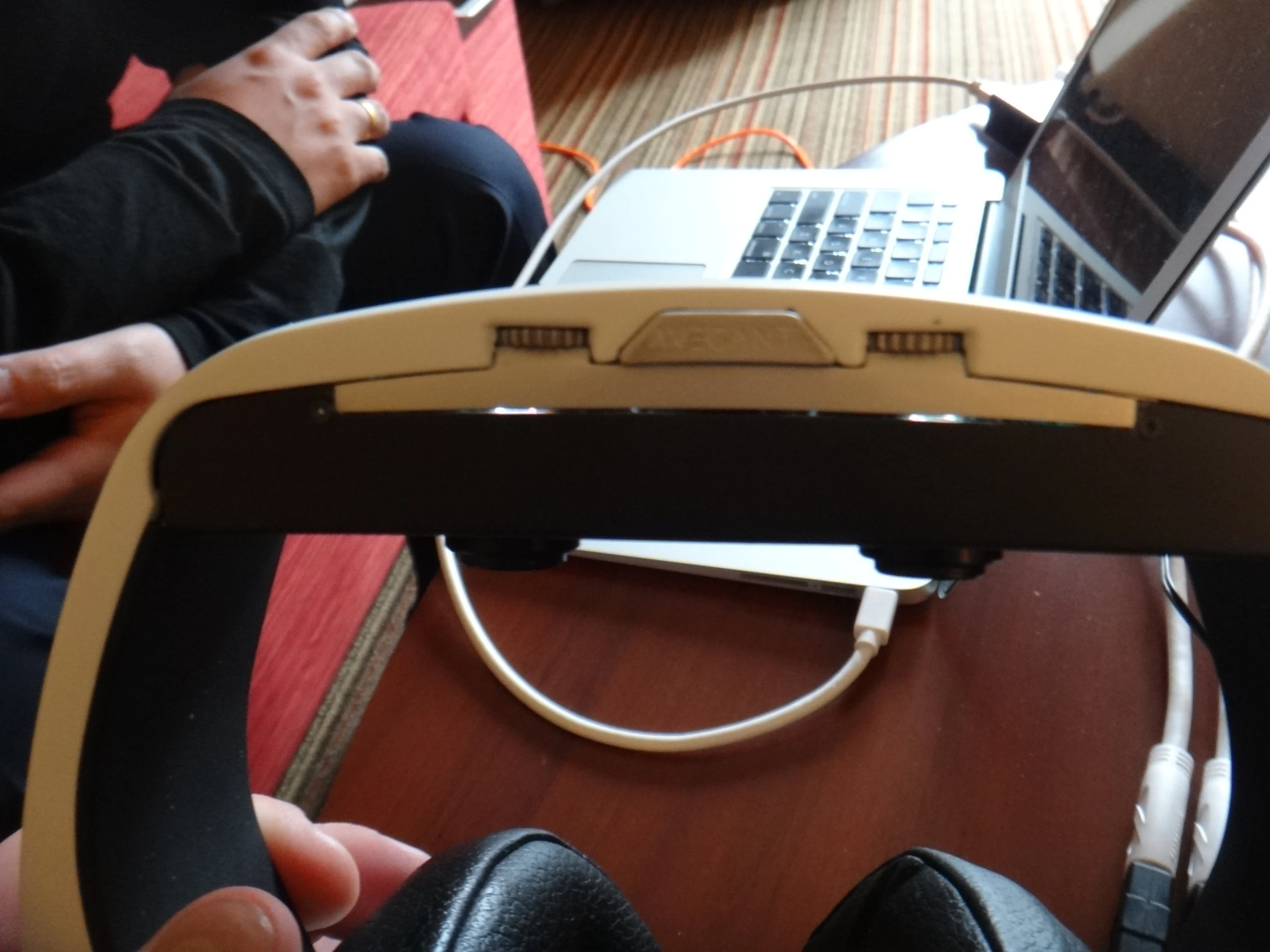 Once it was in place, the two lenses' positioning could to be adjusted using a set of knobs on the top and bottom, which control the space between them and the focus